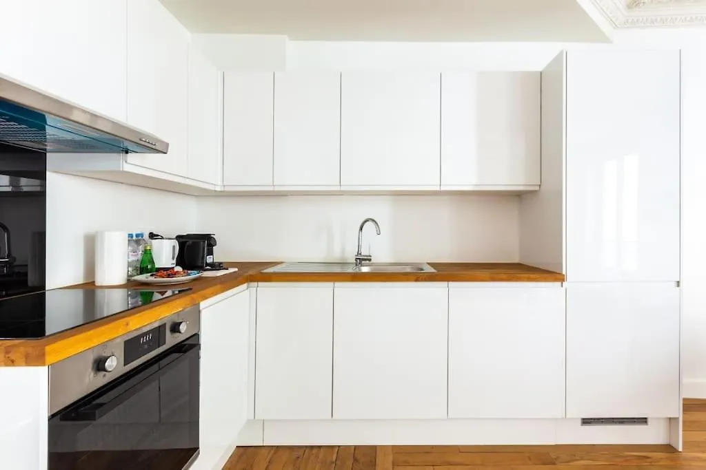 Eiffel Tower - New Renovated 4 People
